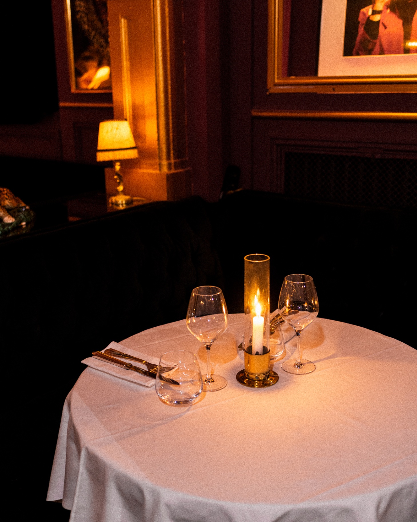Table dressée aux chandelles