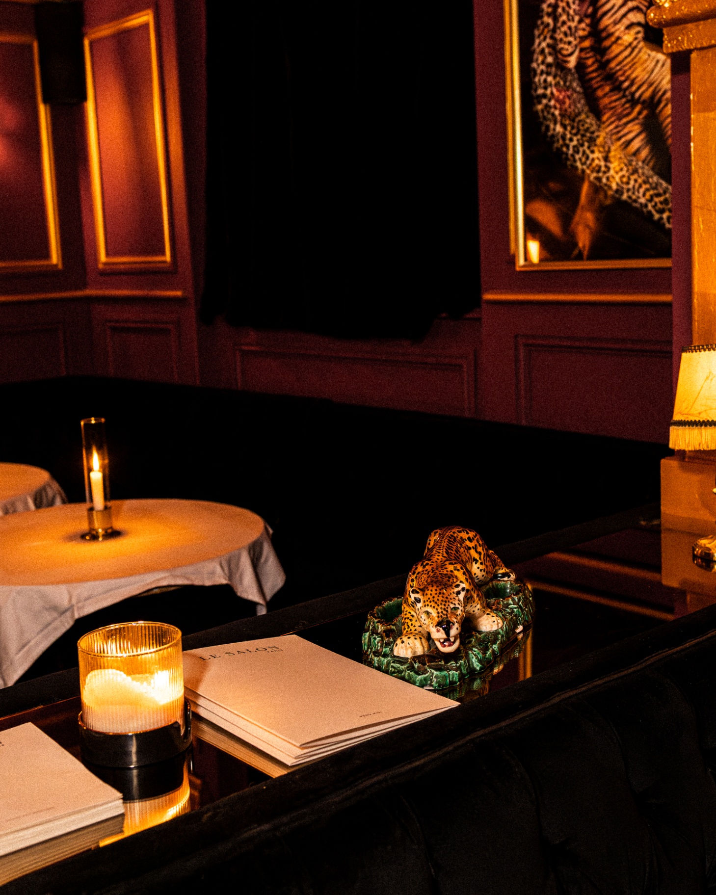 Salon intimiste avec lampes et menus
